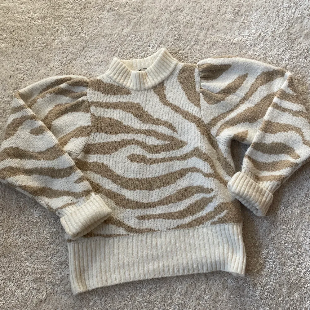 En tjock stickad tröja från Gina tricot💕 i beiget zebramönster stolek xs men är väldigtöjbar❣️säljer den för att jag tycker inte att den passar mig. Kom privat om ni vill ha fler bilder och köparen står alltid för frakten!!!💓. Stickat.