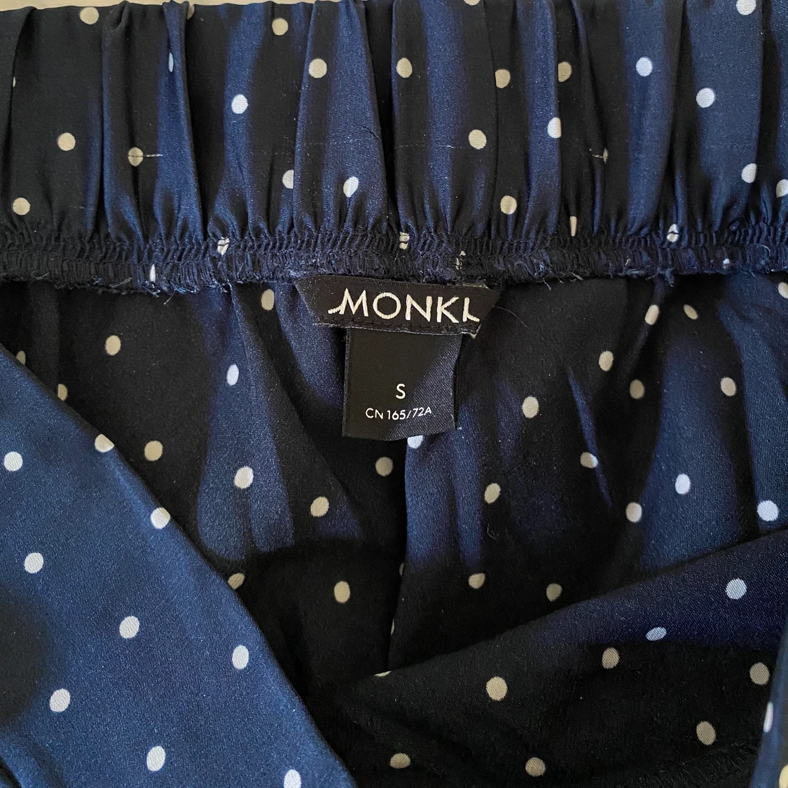 Mörkblå prickig kjol - 90