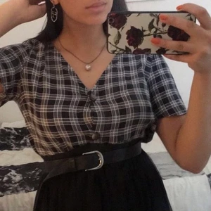 Rutig topp från H&M  - Blå rutig topp från h&m med fina knappar. Knappt använd. Köpare står för frakt💕