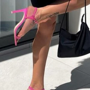 Oanvända klackskor  - Helt oanvända klackskor, fortfarande i kartongen. Storlek 37. Passar väldigt bra nu till sommaren. Säljer eftersom jag redan har ett par likadana. OBS! Bilden på modellen är inte min, mina är inte använda. 