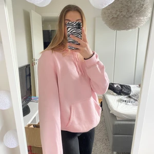 Hoodie - Ljusrosa hoodie från H&M. Väldigt lite använd💕 storlek SMALL