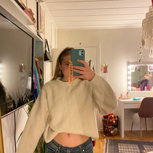 Vit stickad tröja  - Jätte fin vit stickad tröja💕🤍