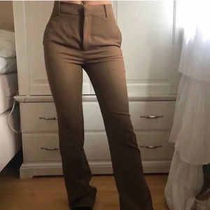 Bruna kostymbyxor från Zara🤎 - Intressekoll på mina bruna kostymbyxor från zara, helt slutsålda överallt. Byxorna är i FULL LENGTH och går ner till fötterna på mig som är 172cm. Köpta för 599kr. Köp direkt för 500kr+ frakt 