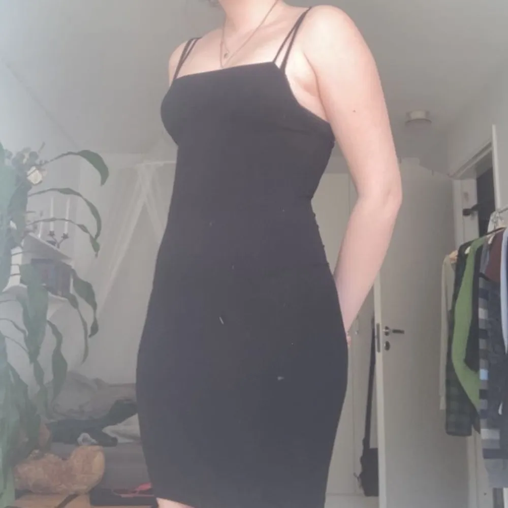 Jättesnygg svart klänning som tyvärr inte kommer till snvändning :( strl xs men är strechig så passar större storlekar (passade mig då jag var xs och nu när jag är s-m) bra skick!. Klänningar.