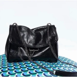 Zara väska!! - Intressekoll på min ursnygga zara väska som ej kommer till användning mera. Super bra skick. Kan mötas upp i Stockholm eller fraktas då köparen står för frakt🥰🥰