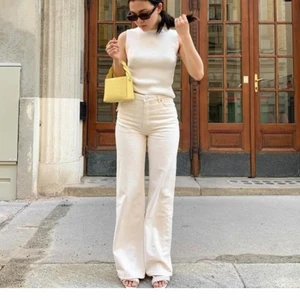 Monki jeans - Säljer dessa monki jeans som har varit mina favoriter men tyvärr har blivit för små. På andra bilden ser man de gula/guldiga detaljerna. Är i fint skick fortf. Kontakta om du har några frågar eller vid intresse💜 obs budgivning i kmt