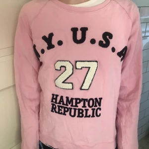 Snygg sweatshirt💗 - Så sjukt mjuk och jättesnygg rosa sweatshirt💕 Nästan aldrig använd och i jättebra skick! Köpt på kappahl och är i barnstorlek men passar absolut XS/S💕