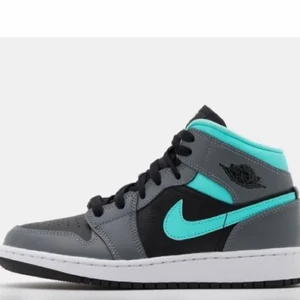 Jordans  - säljer dessa jordans i fint skick som används 1 vinter. Väl använda och har inga skador. Storlek 38,5. 1000 kr eller bud, köparen står för frakten💙💙