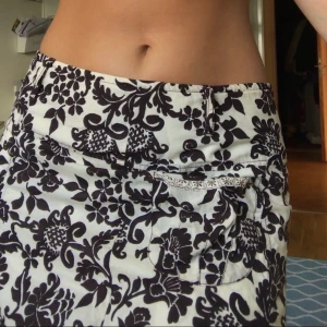 Så söt midi-skirt - Så söt midi-skirt köpt secondhand men oanvänd av mig!💞 Sitter perfekt på mig som är en 38 men kan passa 36-40 också beroende på önskad fit!☺️ Försluts med dragkedja i sidan och har en gullig ficka också!😁❤️