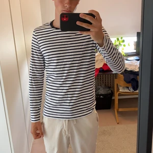 Cos Tröja S - Randig Cos tröja. Sparsamt använd. Nypris 599