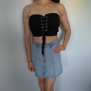 Svart topp Strl M/L - Nyskick, använd endast några gånger. Det står L på den, men den passar även L. Man kan knyta den själv som man vill. Den har en silikonremsa på framsidan och ett gummiband på baksidan, det gör att den sitter på plats och glider inte ner. Pm för fler bilder :) 