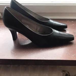 Gabor skinnpumps - Bekväma med låg klack. Helt nya. Stl 39.