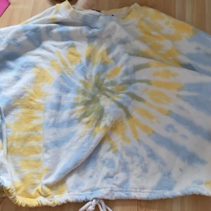 tie dye tjocktröja - jättefin tie dye tröja från bikbok i en storlek L. väldigt mysig och skönt material. bra skick!