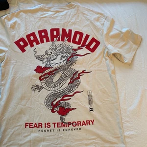 Oversize t-shirt med drake - Helt ny. Kan mötas upp i Leksand eller frakta (kostnaden tillkommer då).:-) kan skicka fler bilder om det önskas!