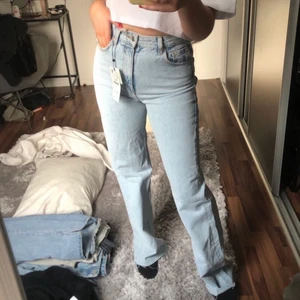 Jeans från zara - Säljer dessa super fina nya jeansen från zara i storlek 36💙💙helt nya & prislappen är kvar 