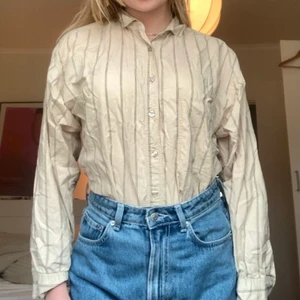 Randig beige oversized skjorta  - Fin skjorta! Inköpt i Berlin för 1,5 år sedan, bra skick. Står storlek S, men den är av oversize-modell så fungerar för andra storlekar!