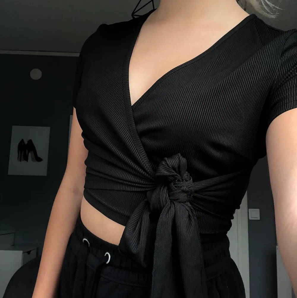 En svart fin tröja som man måste knyta i sidan! Obs! Är lite komplicerad att sättas på men när man får till det så är den jättefin!💗 . Toppar.