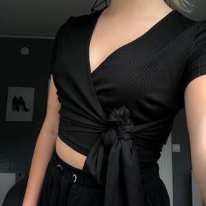 En svart fin tröja som man måste knyta i sidan! Obs! Är lite komplicerad att sättas på men när man får till det så är den jättefin!💗 