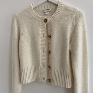 Stickad kofta - Stickad kofta från MONKI, slutsåld! Går att använda till alla outfits (jättefin över klänningar eller med jeans) och materialet är lent.