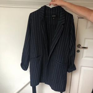 Blazer från Monki  - Kavaj/blazer från monki med band (kan gas bort). Storlek M, använt två gånger. 🌚🌚 Marinblå med vita ränder