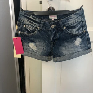Jeansshorts - Blåa jeansshorts i storlek 34. Aldrig använda så i nyskick, prislappen sitter kvar!  Nypris 299kr.