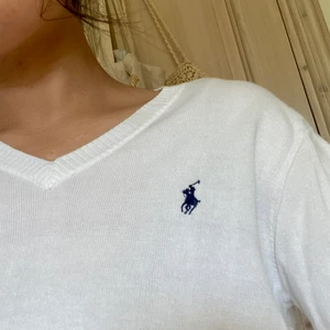 Vit Ralph Lauren tröja - Superfin vit tröja från Ralph Lauren med V neck. 