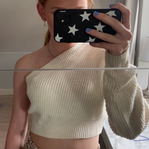 Stickad oneshoulder topp - Säljer denna då den itne kommer till användning längre. Köpt på asos för 500kr. Ursprungligen är storleken onesize men jag har sytt in den på sidan till strl S/M, men det går att göra den större igen😋😋