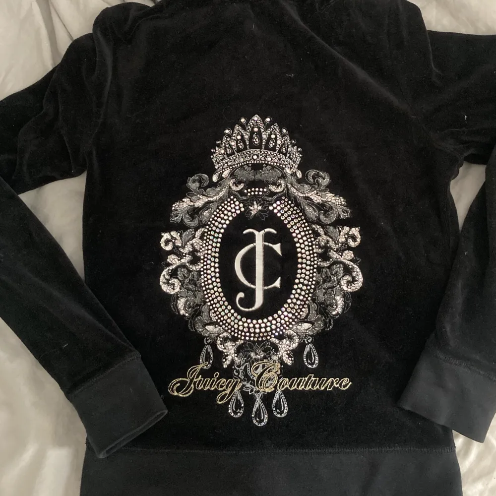 Ziphoodie från juicy couture med snyggt tryck på baksidan. (Trycket är lite slitet men fortfarande fint) Velour. Skriv för mer info!❤️. Tröjor & Koftor.