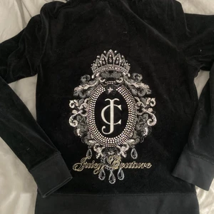 Juicy Couture Ziphoodie - Ziphoodie från juicy couture med snyggt tryck på baksidan. (Trycket är lite slitet men fortfarande fint) Velour. Skriv för mer info!❤️