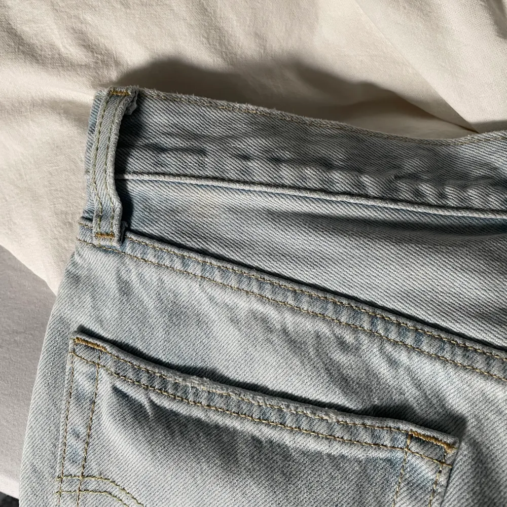 Väldigt fina levi’s 501 shorts i ljus tvätt. Finns en liten fläck i vänstra hörnet på baksidan men den syns knappast (bild 3). Säljer dom då de är för små💙. Shorts.
