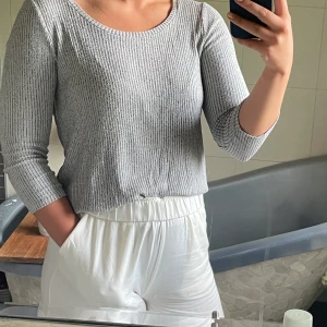 Grårandig tröja - En grårandig tröja från Gina Tricot i tunt material. Storlek: M