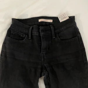 Levis jeans - Svarta jeans från Levis i storlek 24W i modell 710. Inte så stretchiga 