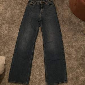 Snygga mörkblå jeans från monki i modellen Yoko. Nyskick. Nypris 400kr. 🌸