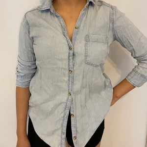 Hollister skjorta  - Ljus blå Hollister skjorta. Stl S/XS Pris: 60kr