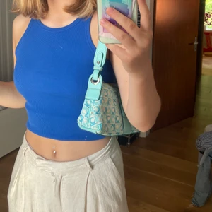 Söt väska - Väska jag köpte secend hand men har inte fåt nån andvändnig för den. 