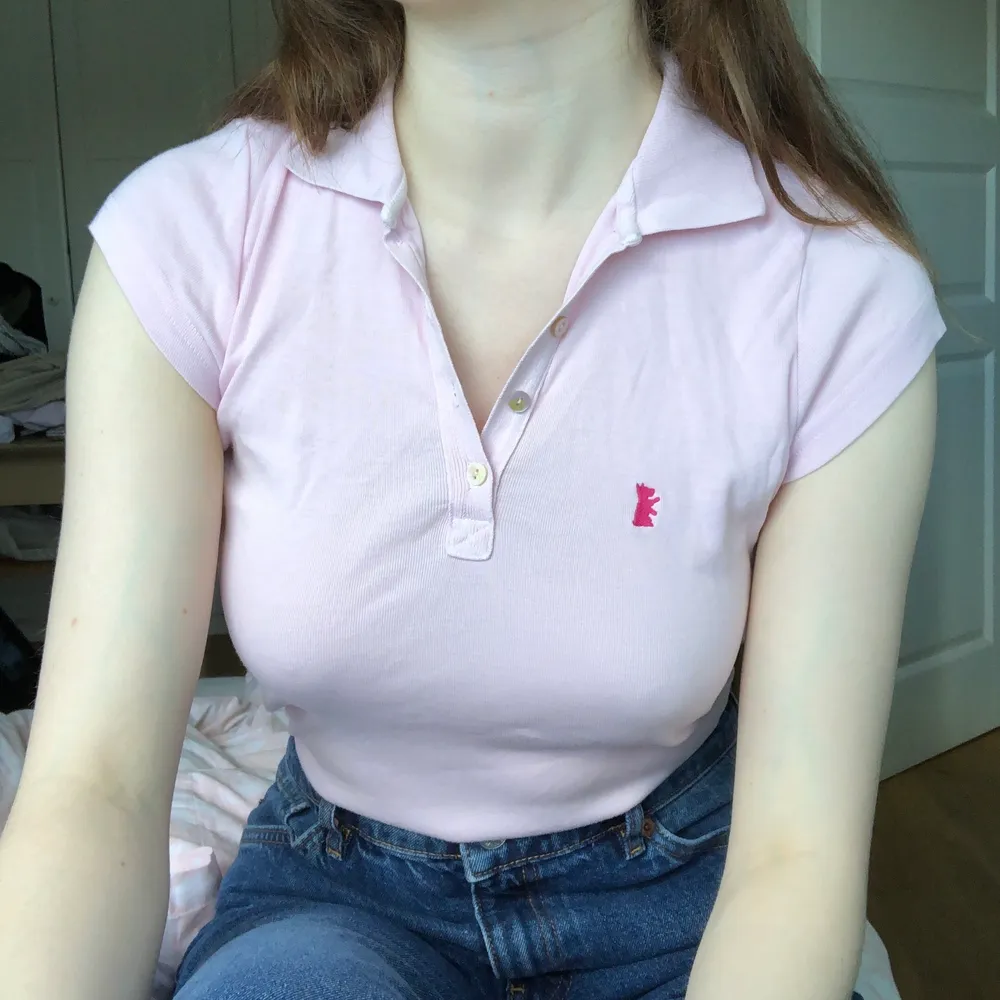En rosa pikétröja i storlek M men passar även mig som är en storlek S. Säljer för att den inte kommer till användning. . T-shirts.