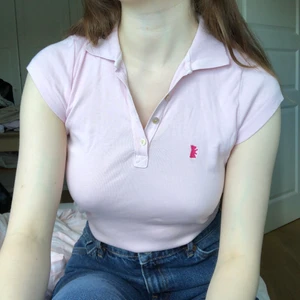 Rosa pikétröja - En rosa pikétröja i storlek M men passar även mig som är en storlek S. Säljer för att den inte kommer till användning. 