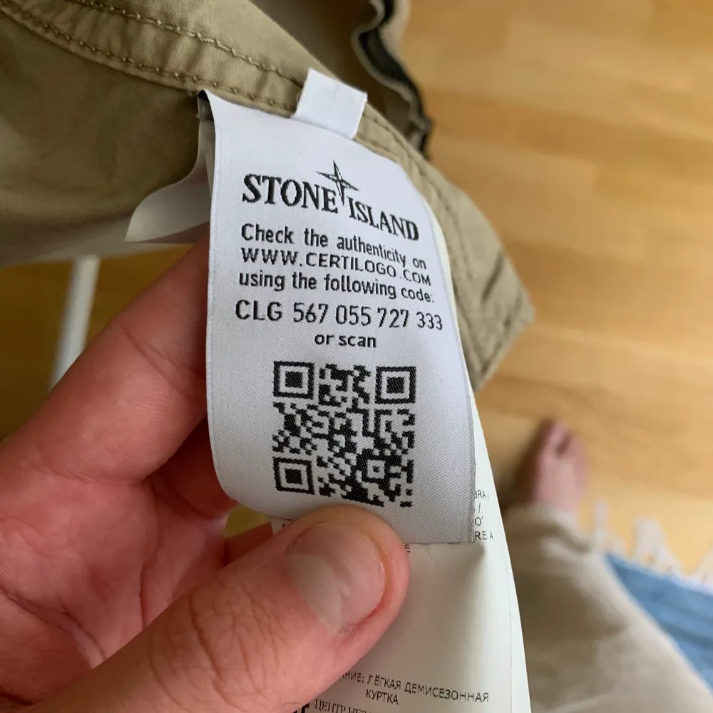 Säljer min gamla stone Island Overshirt. Storlek S. Lappen i nacken för att hänga upp overshirten är lite defekt men har tagit det i åtanke med priset. Jackor.