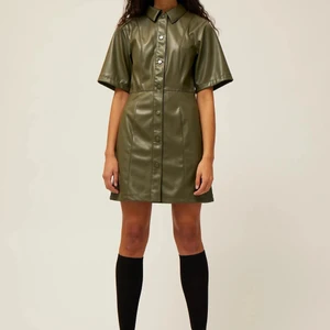 Weekday Savanna dress - Supercool klänning i faux läder från weekday. Använd 1 gång, inköpt för 500kr säljer för 120 kr plus frakt 