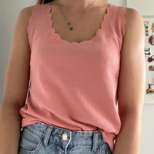 Rosa Top | New Look | S - En top från New Look, mjukt tyg och fina detaljer. Storlek 8, men känns som S/M 🌞