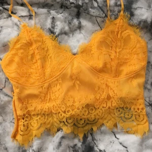 Crop top - Sommar gul crop top, denna är inte använd visar bild med en annan färg. 