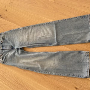 Monki yoko jeans blå stl 27 - Hyfsat skick men hål i bak och lite slitage vid summarna längst ner på byxerna köpare står för frakt