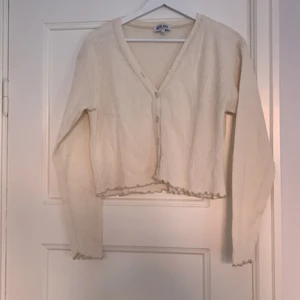 Naturvit tröja Madlady stl S - Tröja från madlady. Knappt använd och så fin. Säljes pga att det inte riktigt är min stil. 