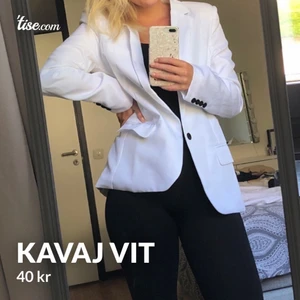 Vit kavaj - Vit fin kavaj, perfekt att ha på sig på sommarkvällarna 🌼 den är i storlek L men är rätt liten 