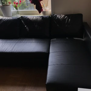 Svart soffsäng med förvaring - Helt ny soffsäng, köpte för 2 veckor sen. Ska renovera så behöver inte den längre. Kan bli till säng och har stor låda till förvaring. Priset kan diskuteras…