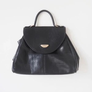 Väska  - En rymlig handväska.