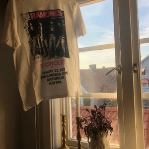 Vintage t-shirt  - Ska nu sälja min vintage t-shirt som har Ramonesbandet som tryck:) köptes för 200 och nu säljer jag den för 70 kr❤️den är i väldigt fint skick då den är iprincip helt ny🥰