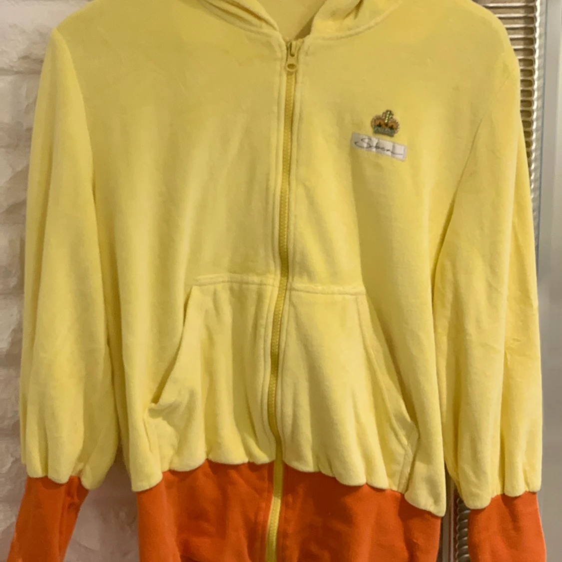 Säljer denna gula tröjan