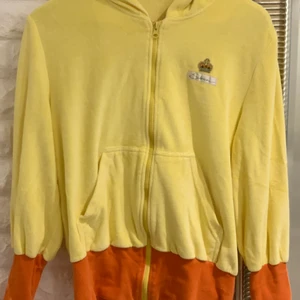 Säljer denna gula tröjan  - Det ör fin och har bra material , inget är fel på den ☺️