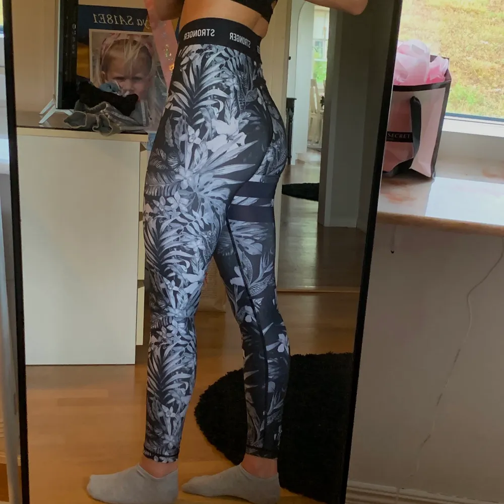 Säljer dessa STRONGER tights då dem inte riktigt är min stil. Har bara legat i garderoben och skräpat och är endast använda två gånger. Inga revor, hål eller liknande finns på dem utan är i helt nyskick. Säljes för 250kr. Övrigt.